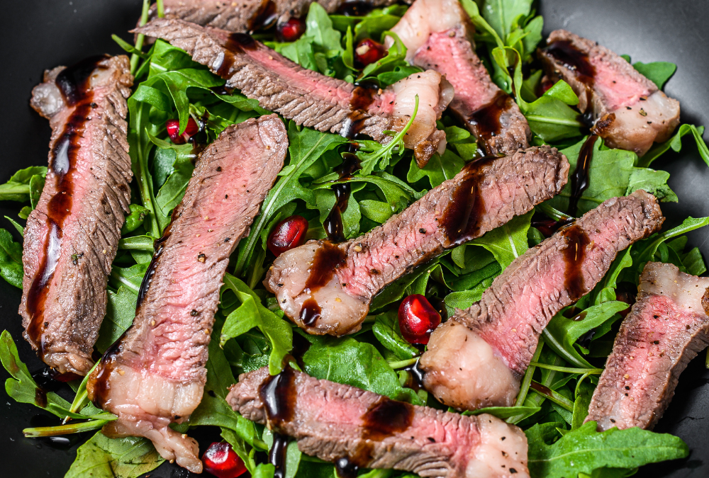 Rinderfiletstreifen auf Rucola mit Parmesan