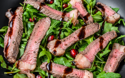 Rinderfiletstreifen auf Rucola mit Parmesan