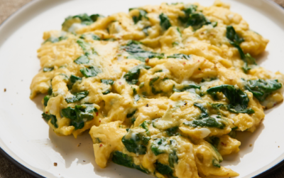 Rührei mit Spinat und Feta – Schnelles Low-Carb-Frühstück