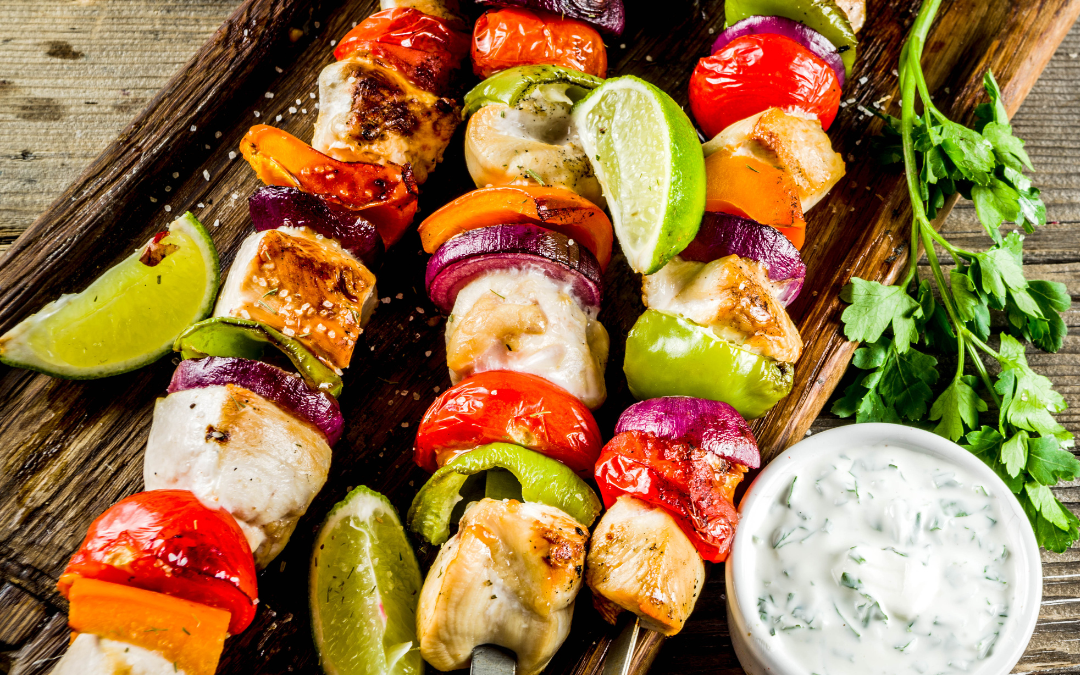 Hähnchen-Gemüse-Spieße mit Tomatensalat