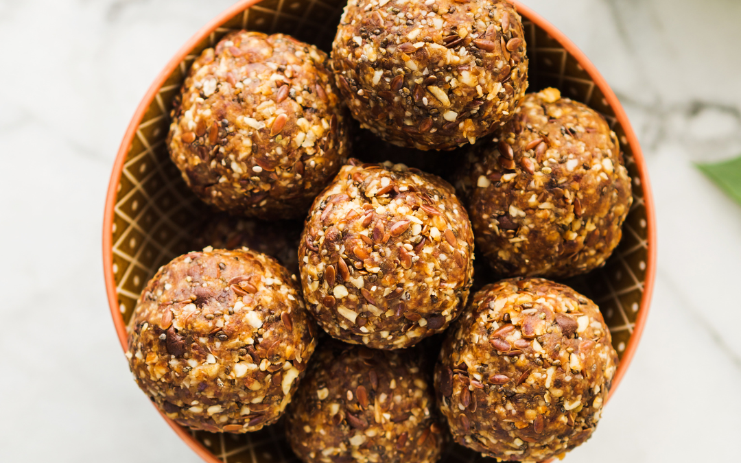 Gesunde Snacks: Proteinreiche Energiebällchen