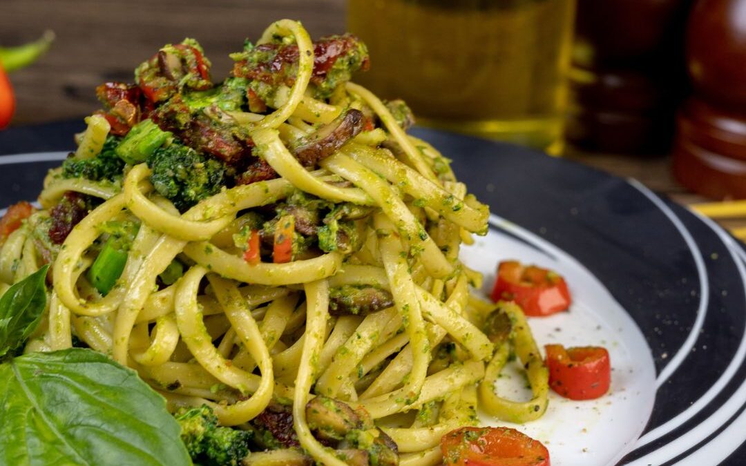 Vollkorn-Pasta mit Gemüse und Pesto