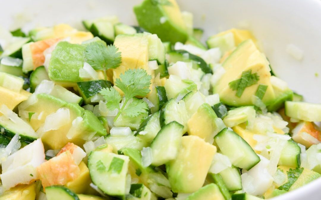 Frischekick: Gurken-Avocado-Salat mit Limetten-Dressing
