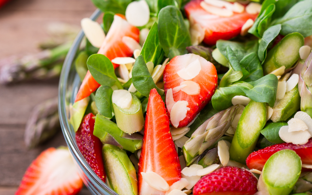 Spargelsalat mit Erdbeeren und Feta