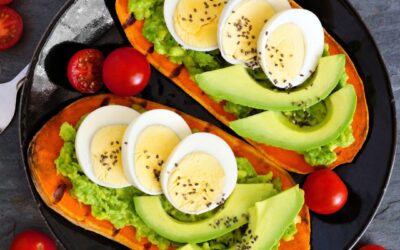 Süßkartoffel-Toasts mit Avocado und Ei