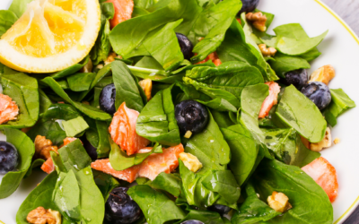 Superfood-Salat mit Blaubeeren und Walnüssen