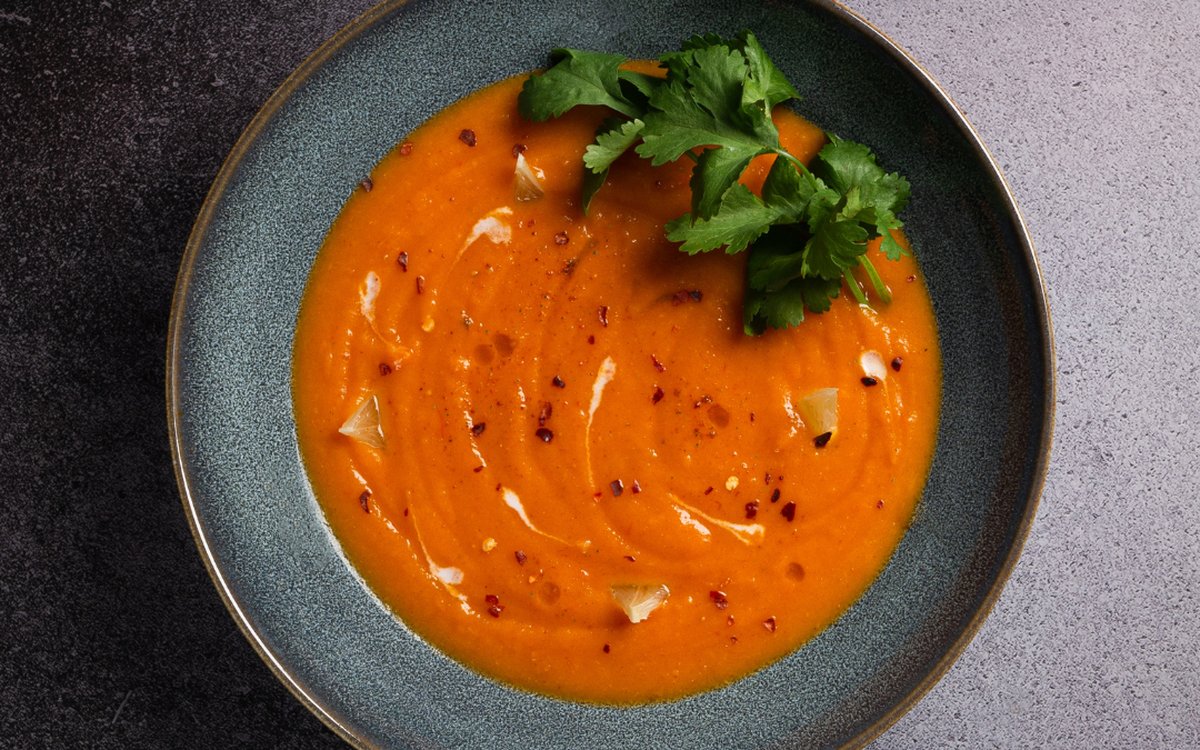 Leichte Tomaten-Gurken-Suppe mit Avocado