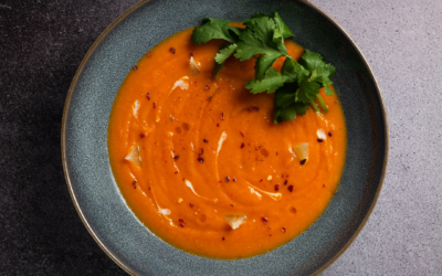 Leichte Tomaten-Gurken-Suppe mit Avocado