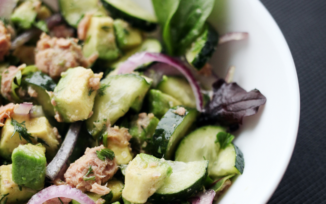 Eiweißreicher Thunfisch und Avocado Salat