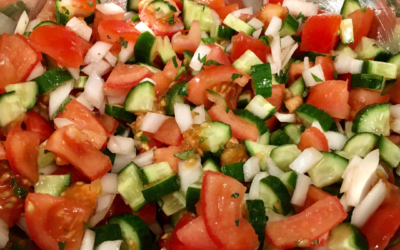 Frischer Fitmacher Gurken-Tomaten-Salat