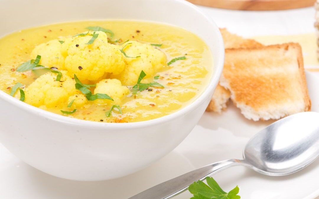 Kalorienbewusste Blumenkohl-Curry-Suppe