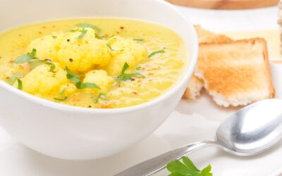 Kalorienbewusste Blumenkohl-Curry-Suppe