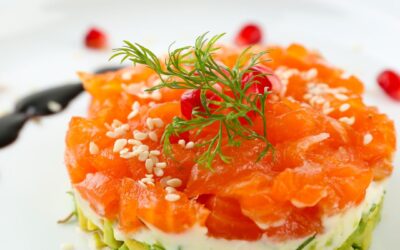 Schlankes Lachs-Tatar mit Avocado