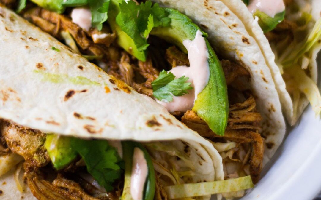 Scharfe Hähnchen-Avocado-Tacos