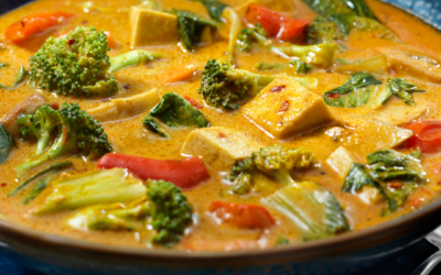Buntes Gemüsecurry mit Tofu und Erdnusssauce