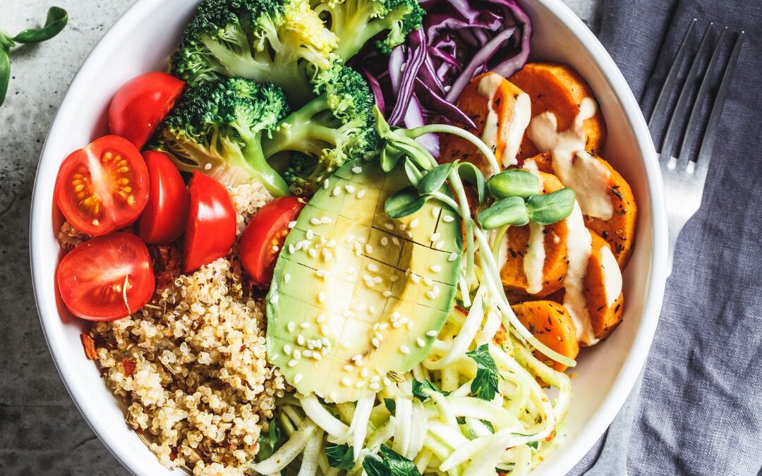 Quinoa-Gemüse-Bowl mit Tahini-Dressing