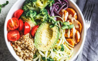 Quinoa-Gemüse-Bowl mit Tahini-Dressing