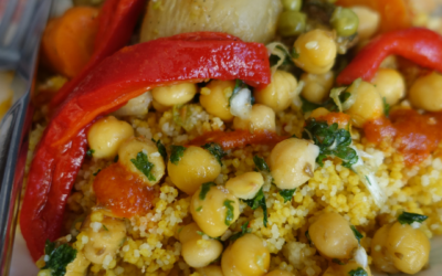 Herzhafte Gemüsepfanne mit Kichererbsen und Harissa-Paste