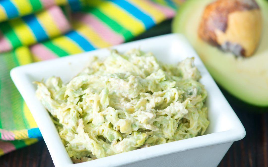 Cremiger Avocado-Dip mit Limette und Koriander