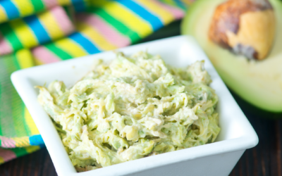 Cremiger Avocado-Dip mit Limette und Koriander