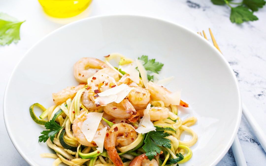 Zitronen-Knoblauch-Garnelen mit Zoodles