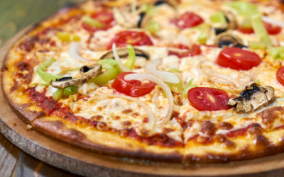 Gesunde Pizza mit Vollkornboden und buntem Gemüse