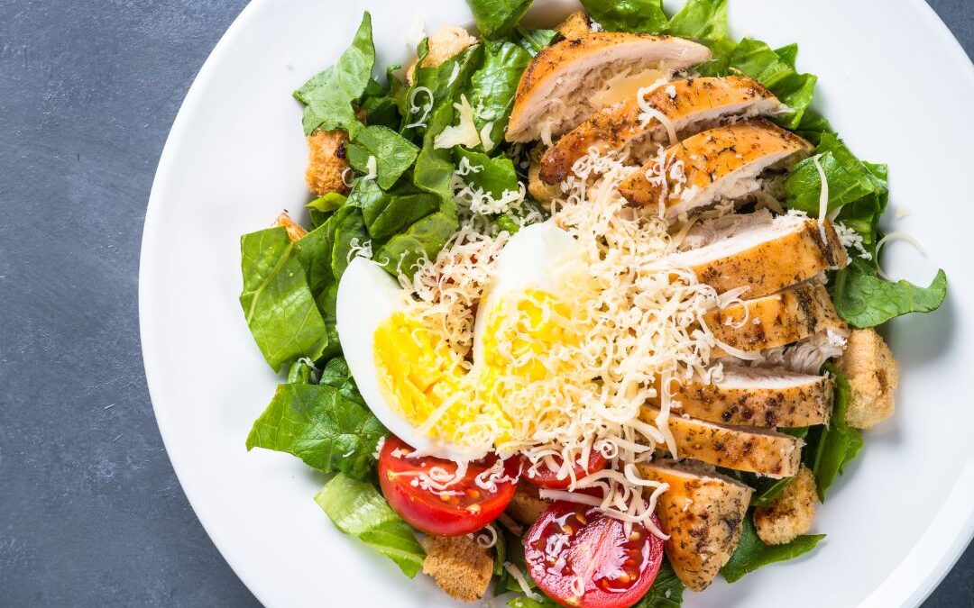 Keto-Hähnchen-Caesar-Salat