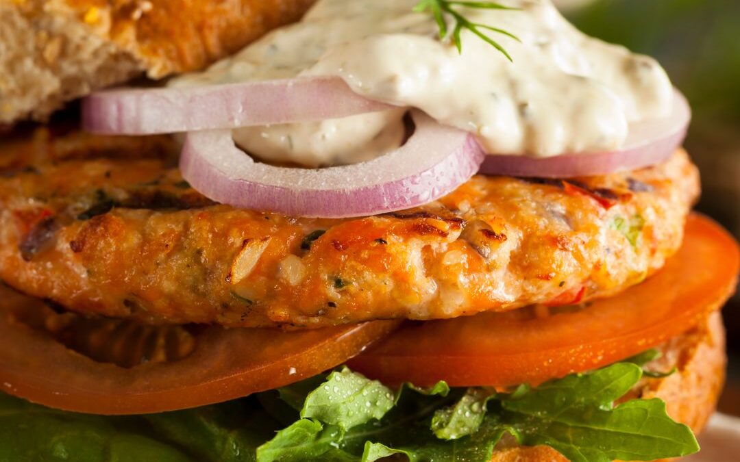 Gesunde Lachs-Burger mit Zitronen-Dill-Sauce