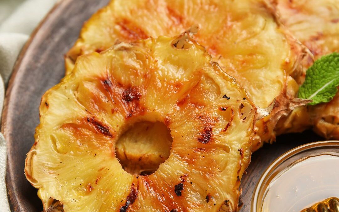 Gegrillte Ananas mit Honig und Zimt