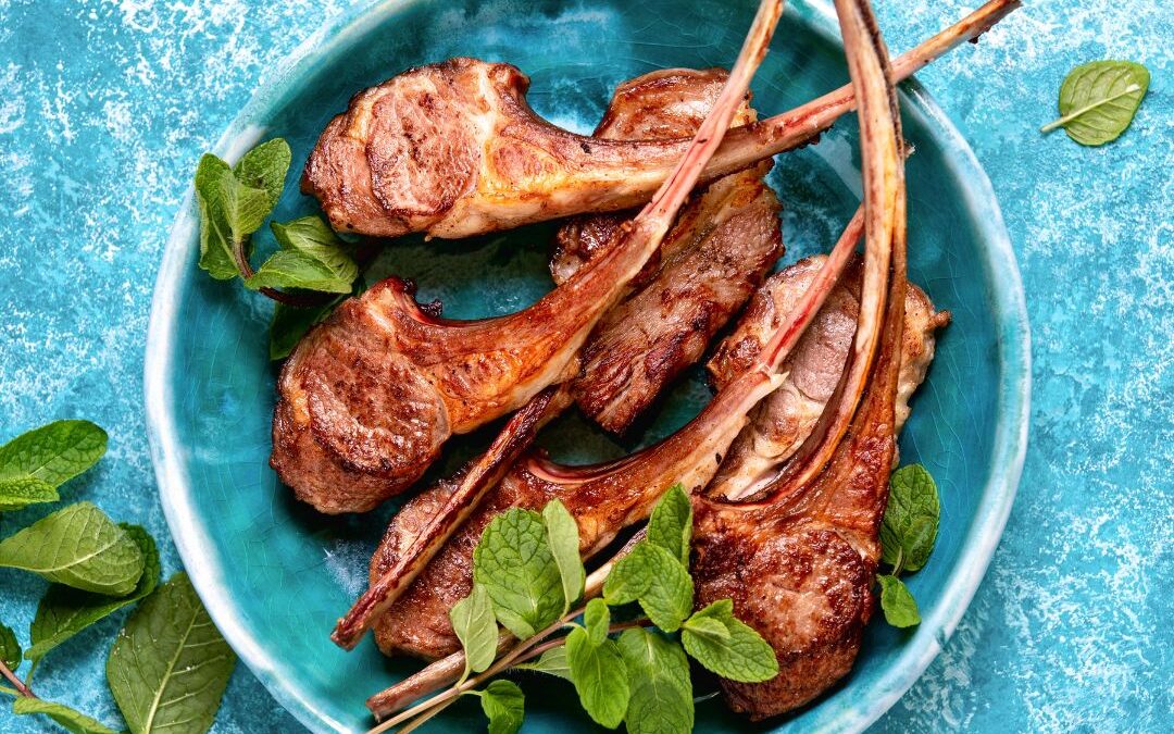 Lammkoteletts mit Minz-Joghurt-Sauce