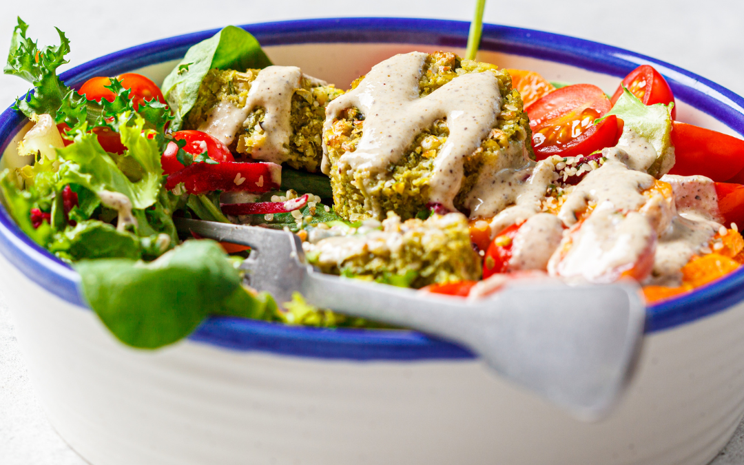 Bunter Hirse-Salat mit Kichererbsen und Zitronen-Tahini-Dressing
