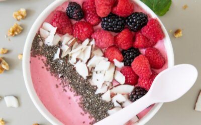 Superfood Smoothie Bowl mit Chia und Beeren
