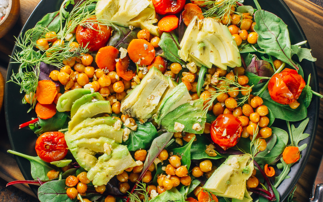 Rucola-Salat mit gerösteten Kichererbsen und Tahini-Dressing