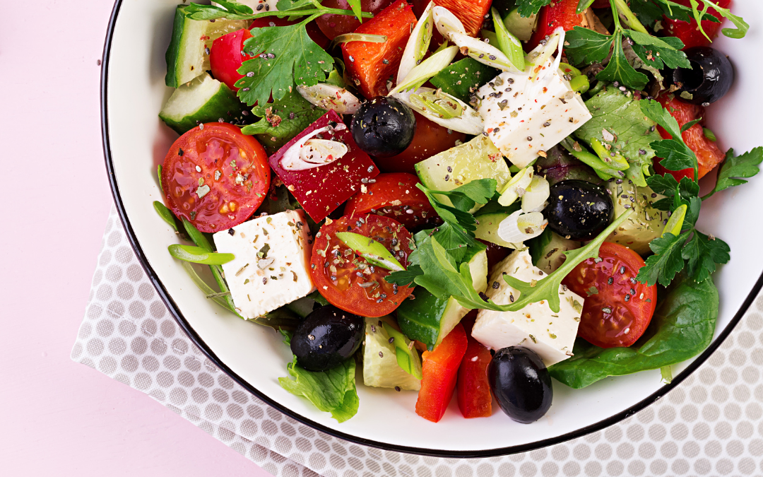 Griechischer Bulgursalat mit Feta und Oliven