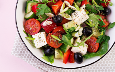 Griechischer Bulgursalat mit Feta und Oliven