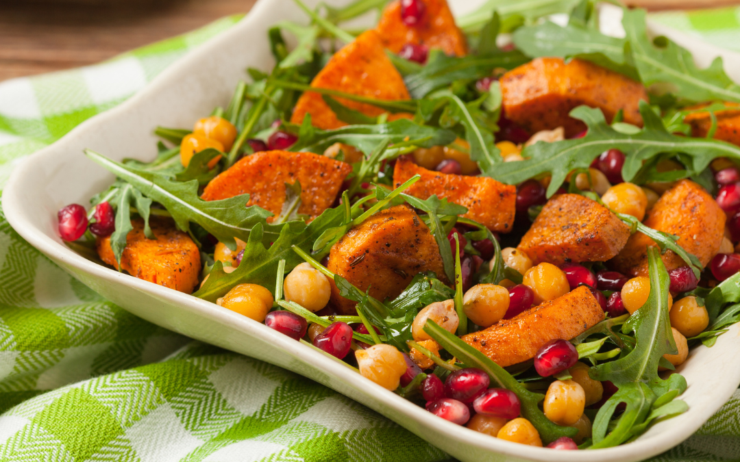 Süßkartoffel- und Rucola-Salat mit Granatapfel-Dressing