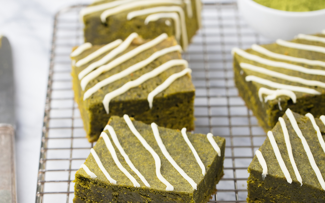 Spektakuläre Matcha-Brownies mit weißer Schokolade