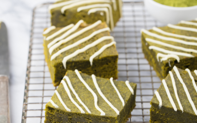 Spektakuläre Matcha-Brownies mit weißer Schokolade