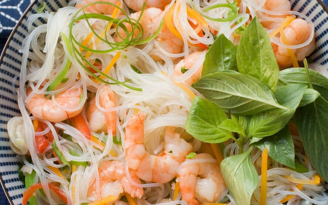 Vietnamesischer Glasnudelsalat mit Garnelen