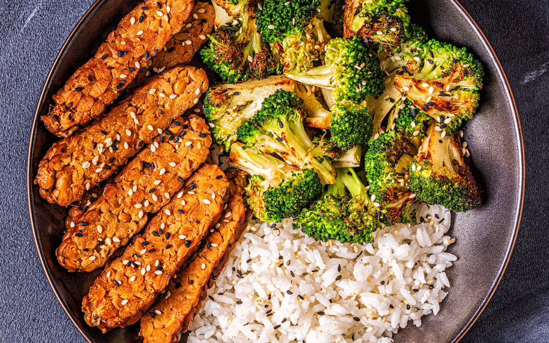Gebratener Tempeh mit Brokkoli und Sesam