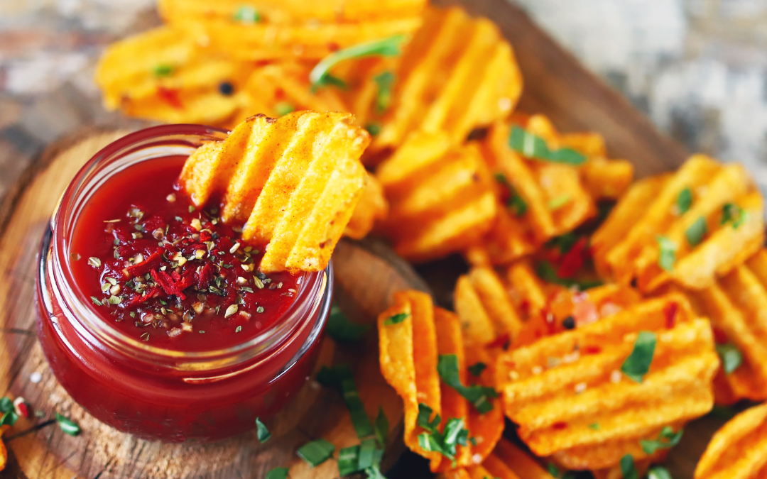 Scharfe Süßkartoffel-Chips mit Chili-Limetten-Dip