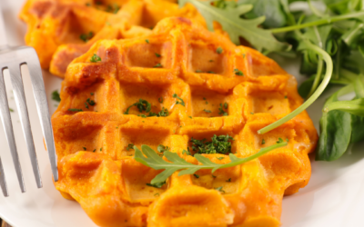Pikante Süßkartoffel-Waffeln mit Avocado-Koriander-Creme