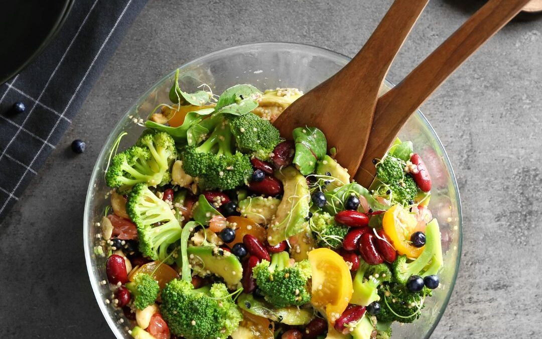 Vitalstoffreicher Superfood-Salat mit Blaubeeren