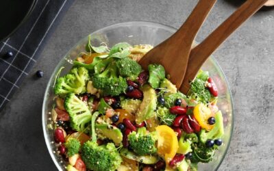 Vitalstoffreicher Superfood-Salat mit Blaubeeren