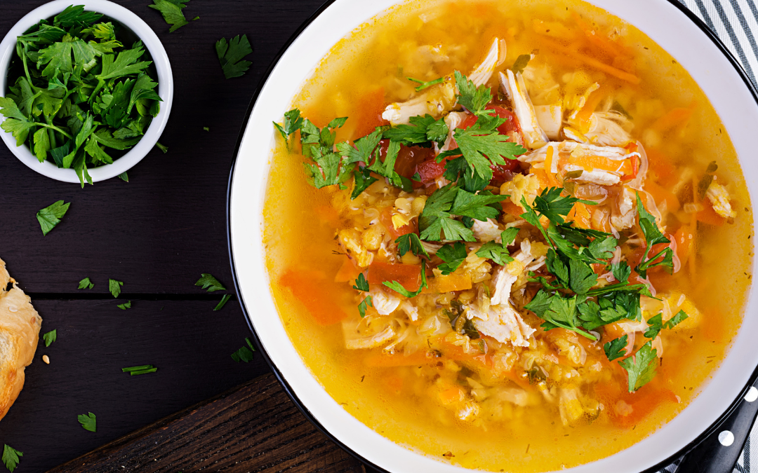 Herzhafte Hähnchen-Linsen-Suppe mit Curry und Kokosmilch