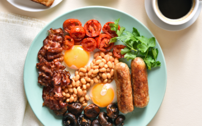 Gesundes Englisch Breakfast mit gegrilltem Gemüse