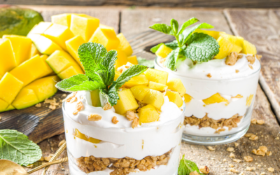 Frische Mango-Joghurt-Schichtdessert