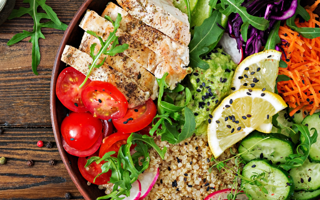 Vitalstoffreiches Hähnchen-Sesam-Salat mit Gurken und Karotten
