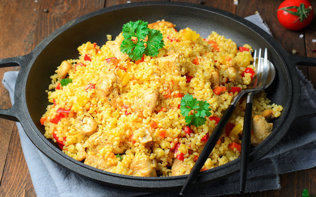 Powerboost Hähnchen-Bulgur-Pfanne mit Erbsen und Karotten
