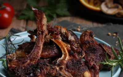 Kalorienbewusste Lammkoteletts mit Knoblauch und Rosmarin